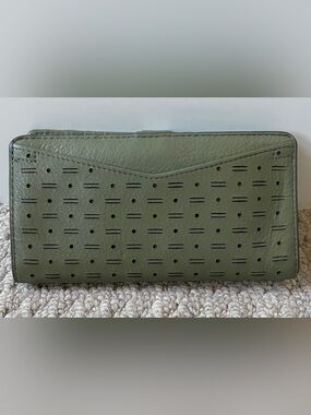 Fossil Caroline RFID Zip Around Leather Wallet – Bay Leaf Green